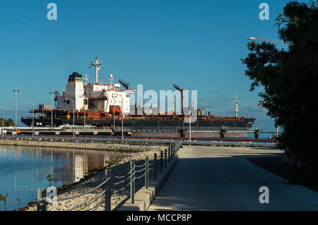 180202-N-TP 834-048 Guantanamo Bay, Kuba (Feb. 2, 2018) eine militärische Sealift Command petroleum Tanker USNS Lawrence H. Gianella (T-AOT 1125) ist das erste Schiff an der Naval Station in Guantanamo Bay Pier Charlie festmachen. Pier Charlie ist geplant Feb.27 in Betrieb genommen werden. Naval Station Guantanamo Bay bietet Unterstützung bei der US Navy und der US-Küstenwache Schiffe und Partner Seestreitkräfte in der Karibik. (U. S. Navy Foto von Mass Communication Specialist 1. Klasse John Philip Wagner, jr./Freigegeben) Stockfoto