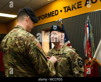 CAMP CASEY, Republik Korea - Oberstleutnant Aaron D. Hell, der Kommandant der 1. Battalion, 38th Field Artillery Regiment, 210Th Field Artillery Brigade, 2 Infanterie Division, ROK-US kombinierte Division seitlich fördert Sgt. Maj. Jeffrey D. Preis zu command Sergeant Major vor seinem Wechsel der Verantwortung Zeremonie, Feb 8. Command Sgt. Maj. Preis wurde der neue Command Sergeant Major von 1-38 WEIT, Ersetzen Befehl Sgt. Maj. Cesar J. Zertuche. (U.S. Armee Foto von Pfc. Keonhee Lee, 210Th FA BDE PAO) Stockfoto