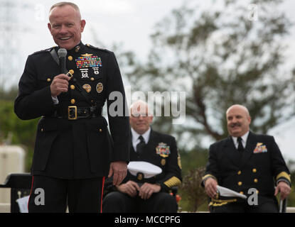 Generalleutnant Lawrence D. Nicholson, die III Marine Expeditionary Force kommandierender General, Adressen der Masse während III MEF Command Master Chief Petty Officer Michael J. Fasano retirement Zeremonie an der Marine Corps Air Station Futenma, Okinawa, Japan, Feb 9, 2018. Fasano, ein Eingeborener von Mobile, Alabama, arbeitete eng mit Nicholson als einem seiner leitenden Soldaten Berater während der letzten Jahre von seiner militärischen Karriere. (U.S. Marine Corps Foto von Pfc. Hannah Hall) Stockfoto