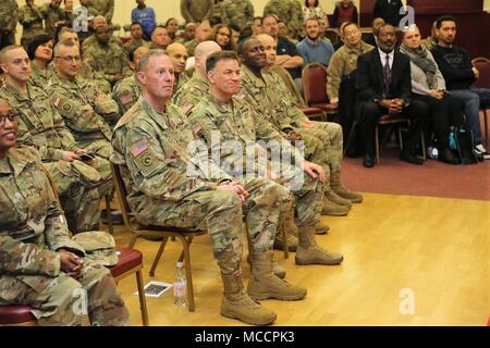 Brig Gen. Fred Maiocco, die 7 MSC kommandierenden General und 21 Theater Sustainment Command stellvertretenden kommandierenden General (Mitte, links) und Col William S. Galbraith, 21 TSC stellvertretenden kommandierenden Offizier (Mitte und rechts) hören Sie während der US-Armee Garnison Rheinland-Pfalz African-American History Month Celebration von 7. der Armee finden Mission Support Command 9 am Kaiserslautern Armee Community Center auf daenner Kaserne gehostet werden. Stockfoto