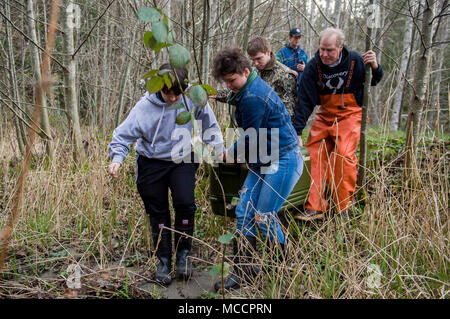 180208-N-ZP 059-0009 MANCHESTER Washington, (Feb. 08, 2018) - Jerry Polley, Recht, Mathematik und Wissenschaft Lehrer an Entdeckung Alternative High School in Port Orchard, hilft Studenten freiwillige einen Kühler voller Lachs Braten zum Beaver Creek, die durch die Naval Supply System Befehl Fleet Logistics Center (FLC) NAVSUP Puget Sound der Abteilung Manchester Tanklager, für Version läuft. Kursteilnehmer gaben 20.000 frisch geschlüpfte Lachs braten in Beaver Creek als Teil der fortgesetzten Bemühungen der Mündung wiederherzustellen. (U.S. Marine Foto von Mass Communication Specialist 2. Klasse Jakob G. Sisco/Freigegeben) Stockfoto