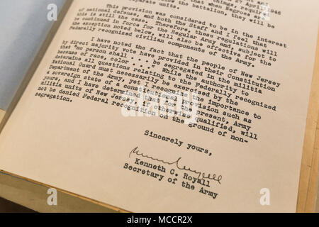 Brief von Kenneth C. Royall, Sekretär der Armee, die an New Jersey Governor Alfred E. Driscoll am Feb 7, 1948, zur Ermächtigung rassisch gemischten Einheiten in der New Jersey Army National Guard. Dies machte die New Jersey Nationalgarde die erste Eidgenössisch anerkannte militärische Komponente integriert werden. (New Jersey National Guard Foto von Mark C. Olsen) Stockfoto