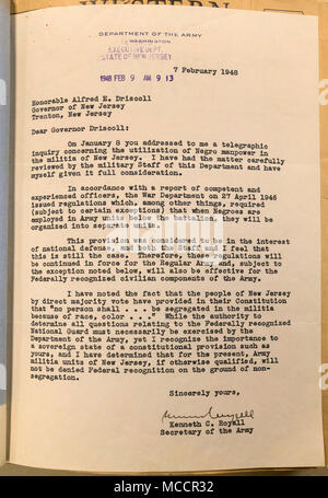 Brief von Kenneth C. Royall, Sekretär der Armee, die an New Jersey Governor Alfred E. Driscoll am Feb 7, 1948, zur Ermächtigung rassisch gemischten Einheiten in der New Jersey Army National Guard. Dies machte die New Jersey Nationalgarde die erste Eidgenössisch anerkannte militärische Komponente integriert werden. (New Jersey National Guard Foto von Mark C. Olsen) Stockfoto