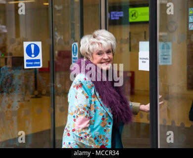 Irische Radio- und Fernsehmoderator, Gloria Hunniford, kommt an der High Court für den Cliff Richard. Stockfoto