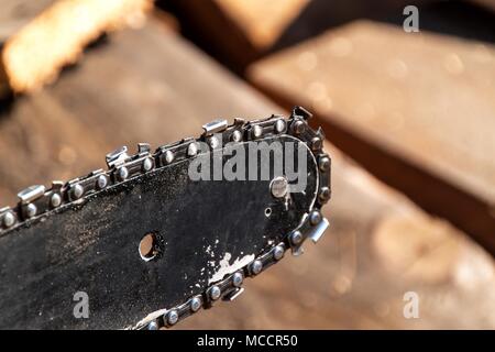 Detailansicht einer Kettensäge bar und schneiden Kette. Schmutzige Klinge einer Kettensäge. Blade einer Kettensäge im Garten, Platz kopieren Stockfoto