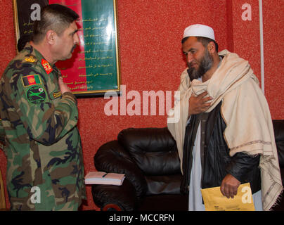 Der Vater eines afghanischen Commando Besuche mit Afghan National Army Special Operations Command Führung während ein Held Zeremonie am Lager Commando, Kabul, Afghanistan, 8. Februar, 2018. ANASOC lädt konsequent seine Helden und Familien Camp Commando. Bei der Begehung wurden die Verwundeten erhalten die richtige Pflege für ihre Verletzungen und die Familien sind für ihre große Opfer anerkannte Sicherheit und Stabilität für alle Afghanen zu verbessern. (U.S. Armee Foto von Sgt. Justin Smith) Stockfoto