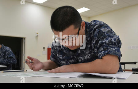 180203-N-VY 375-064 Bell Gardens, Calif (Feb. 3, 2018) eine Reserve Sailor Navy Operational Support Center (Nosc) Los Angeles zugewiesen beteiligt sich an der Januar E-4 bis E-7 Förderung Prüfungen in den Drill Hall bei nosc Los Angeles. Finden Segler ergänzen und arbeiten Seite an Seite mit ihren aktiven Dienst Gegenstücke zu Meer, zu Land und in der Luft, die sich auf alle Preise und Aufträge, die Marine zu bieten hat. (U.S. Marine Foto von Mass Communication Specialist 2. Klasse Pyoung K. Yi/Freigegeben) Stockfoto