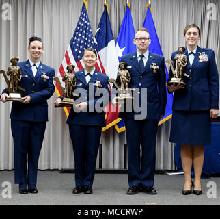 Texas OAY Preisträger ihre Auszeichnungen für hervorragende Flieger des Jahres in ihren jeweiligen Kategorien stolz präsentieren. Im Bild von links nach rechts: Master Sgt. Emily Martinez, 147 Angriff Wing, erster Sergeant des Jahres; Staff Sgt. Desiree Ng, 149 Fighter Wing, noncommissioned Officer des Jahres; Staff Sgt. Brian Kelps, 149 Fighter Wing, Flieger des Jahres; Kapitän Jennifer Marrs, 136 Airlift Wing, Junior Officer des Jahres (Air National Guard Foto von Tech. Sgt. Mindy Bloem) Stockfoto