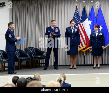 Kapitän Jennifer Marrs, 136 Airlift Wing, erhält Beifall, nachdem sie ihre Texas hervorragenden Service Medaille und eine Urkunde als Sieger der ausstehenden Junior Officer des Jahres während einer Zeremonie im Camp OAY Mabry, Texas, 10.02.2018, erteilt. (Air National Guard Foto von Tech. Sgt. Mindy Bloem) Stockfoto