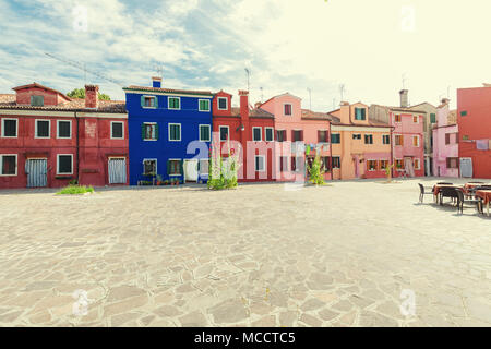 Kleiner, gemütlicher Innenhof mit bunten Hütte/Burano, Venedig/den kleinen Hof mit hellen Wänden der Häuser Stockfoto