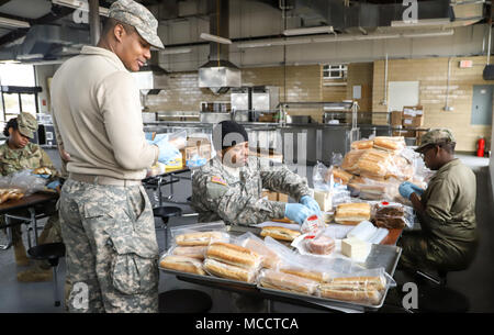 BOURNE, Mass., Soldaten aus dem Schlamassel Abschnitt F Co, 186Th Brigade Support Bataillons machen über 320 Lunchpakete für die 1/101 st Field Artillery Battalion an Joint Base Cape Cod am 10.02.2018. (US Army Foto von Sgt. 1. Klasse Laura Berry) Stockfoto