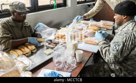 BOURNE, Mass., Soldaten aus dem Schlamassel Abschnitt F Co, 186Th Brigade Support Bataillons machen über 320 Lunchpakete für die 1/101 st Field Artillery Battalion an Joint Base Cape Cod am 10.02.2018. (US Army Foto von Sgt. 1. Klasse Laura Berry) Stockfoto