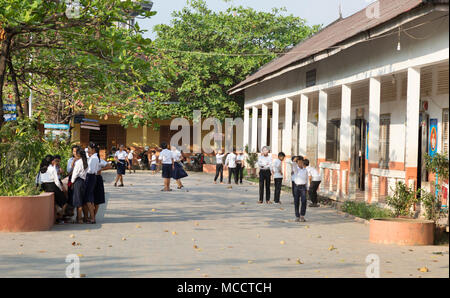 Asien Schule Kinder - Kambodschanische secondary school Kinder in der Schule Spielplatz, Siem Reap, Kambodscha, Asien Stockfoto