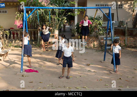 Asiatische Schüler - Junge kambodschanische Grundschüler in Schulhof, Siem Reap, Kambodscha, Asien Stockfoto