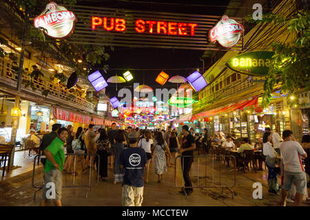 Massen von Touristen in Pub Street, Siem Reap, der Stadt in der Nacht, Siem Reap, Kambodscha Asien Stockfoto