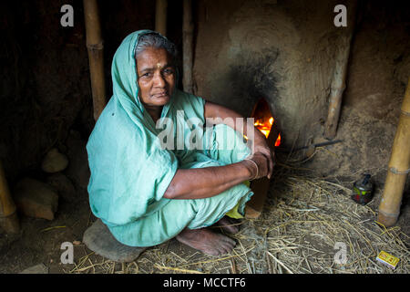 Keramik ist eine qualifizierte Tätigkeit, wobei unterschiedliche Materialien wie Erde, Porzellan und Steine verwendet werden. Ton Töpfern von Bangladesch, meist der Hin Stockfoto