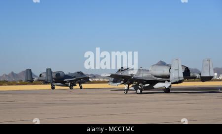 Zwei US Air Force C A-10 Thunderbolt IIs Taxi auf dem Flug während der bushwhacker 18-02 Cactus Flagge Übung in Davis-Monthan Air Force Base, Ariz., Feb 11, 2018. Der Kaktus Flagge Übung ist so konzipiert, dass D-M bereit ist Angriff Flugzeug überall in der Welt zur Verfügung zu stellen. (U.S. Air Force Foto von Airman 1st Class Giovanni Sims) Stockfoto