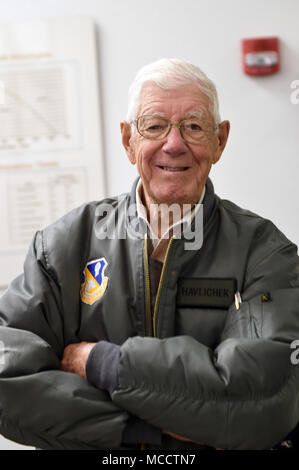 Howard Havlichek ist ein WWII-era-Veteran, der in der Armee Okt. 3, 1946 vor dem Übergang in die Army Air Corps im folgenden Jahr eingetragen. Während seiner Zeit in Service, Havlichek war eine Crew Chief, P-51 s, die später in die F-82E/Mustangs aufgerüstet wurden. Havlicheck sagte, dass seine Einheit viel escort Pflicht für die Berliner Luftbrücke durchgeführt. Er wurde während einer militärischen Ausbildung Abitur am Lackland's Parade gründen Feb 9, 1018 geehrt, und besuchte die statische Darstellung eines F-82 E Twin Mustang vor um die 149 Fighter Wing Gruppe Betrieb von seinem Nachbar und fr gezeigt wird Stockfoto