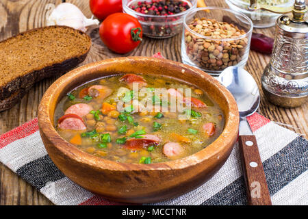 Land Suppe mit Linsen und Würstchen. Studio Foto Stockfoto