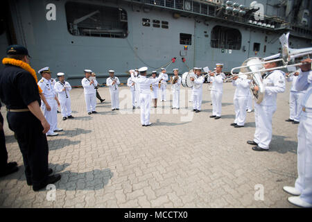 Die königlich thailändische Marine Band tritt bei der Ankunft der USS BONHOMME RICHARD (LHD6) Laem Chabang International Terminal, Thailand, Jan. 11, 2018. Bonhomme Richard ist ein Wasp-Klasse amphibisches Schiff mit Heimathafen in Sasebo, Japan. Während im Hafen, die Bonhomme Richard begeben Sie US Marine und Marine Personal, Fahrzeuge und Geräte vor dem Segeln neben der Royal Thai Navy und Republik Korea Schiffe als Teil der Übung Cobra Gold 18, eine jährliche Übung im Königreich Thailand durchgeführt von Feb.13-23 statt mit sieben Nationen teilnehmen. (U.S. Marine Corps Foto von Stockfoto