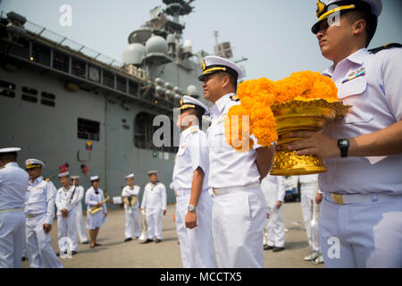 Mitglieder der Royal Thai Navy stand mit einem zeremoniellen Thai Kranz zu U.S. Marines und Seeleute, die an Bord der USS BONHOMME RICHARD (LHD6) Laem Chabang International Terminal, Thailand, Jan. 11, 2018 zu präsentieren. Bonhomme Richard ist ein Wasp-Klasse amphibisches Schiff von Sasebo, Japan. Während im Hafen, die Bonhomme Richard begeben Sie US Marine und Marine Personal, Fahrzeuge und Geräte vor dem Segeln neben der Royal Thai Navy und Republik Korea Schiffe als Teil der Übung Cobra Gold 18, eine jährliche Übung im Königreich Thailand durchgeführt von Feb.13-23 mit sieben statt Stockfoto