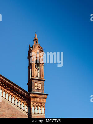 Nahaufnahme der vorderen Fassade von Santa Maria del Carmine Kirche in Brera Viertel von Mailand, Italien Stockfoto