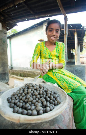 Keramik ist eine qualifizierte Tätigkeit, wobei unterschiedliche Materialien wie Erde, Porzellan und Steine verwendet werden. Ton Töpfern von Bangladesch, meist der Hin Stockfoto