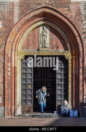 Mailand, Italien - 1. April 2018: Eine ältere Frau Bettler, der scheint zu sein a Roma Gypsie Betteln vor einer Kirche in Mailand Stockfoto