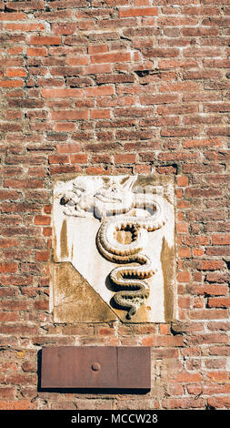 Closeup windows und Emblem Details der Burg Sforza, eines der wichtigsten Wahrzeichen und Sehenswürdigkeiten von Mailand, Italien Stockfoto