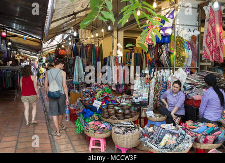 Siem Reap - Touristen Einkaufen auf dem Markt, Siem Reap, Siem Reap, Kambodscha Asien Stockfoto