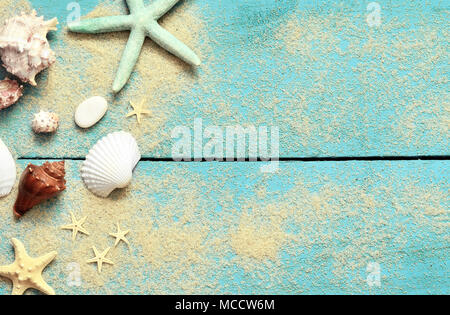 Sommer Meer Hintergrund. Seesterne, Muscheln und Sand auf einem blauen Hintergrund. Stockfoto