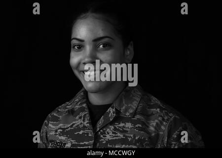 Airman 1st Class AnnAleada Whitehead, eine personnelist oder Human Resource Specialist zu den 180 Fighter Wing, Ohio Air National Guard zugeordnet, bespricht, African American History Month. Air National Guard Foto von Flieger 1. Klasse hoffe Geiger Stockfoto