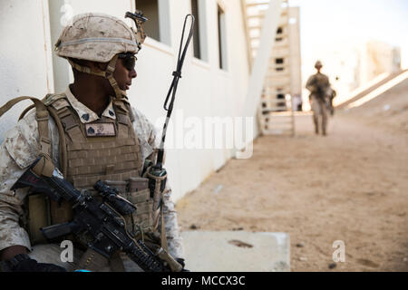 Sgt. Kevin Moore, truppführer, 3rd Battalion, 7th Marine Regiment, fordert eine Marine Aufträge im Bereich 220 an Bord der Marine Corps Air Ground Combat Center Twentynine Palms, Calif., Feb 9, 2018 zu geben, im Rahmen der integrierten Ausbildung Übung 2-18. Der Zweck von ITX ist eine anspruchsvolle, realistische Umgebung, produziert combat ready"-Kräfte, die als integrierte Magtf zu erstellen. (U.S. Marine Corps Foto von Lance Cpl. Margaret Gale) Stockfoto