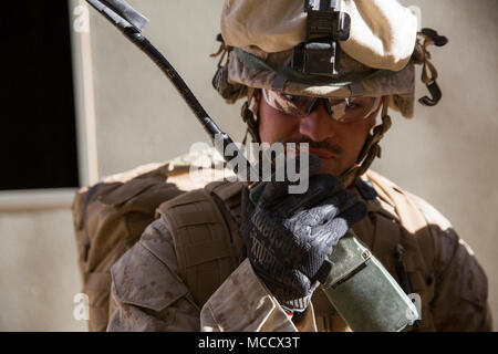 HN Hector Corona, corpsman, 3rd Battalion, 7th Marine Regiment, ruft an und bittet um eine medizinische Evakuierung im Bereich 220 an Bord der Marine Corps Air Ground Combat Center, Twentynine Palms, Calif., Feb 9, 2018 als Teil der integrierten Übung 2-18. Der Zweck von ITX ist eine anspruchsvolle, realistische Umgebung, produziert combat ready"-Kräfte, die als integrierte Magtf zu erstellen. (U.S. Marine Corps Foto von Lance Cpl. Margaret Gale) Stockfoto