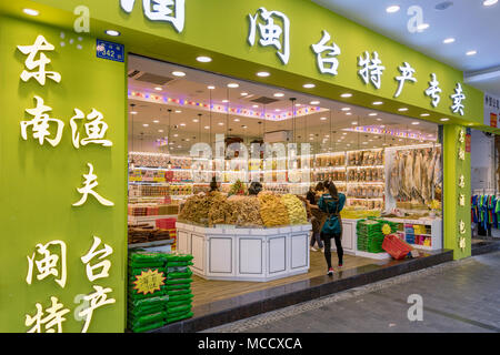 Menschen einkaufen in eine chinesische Lebensmittel und Kräuter store, Xiamen, China Stockfoto