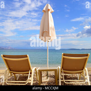 Die Sonnenliegen am Strand Ipsos auf Korfu Stockfoto