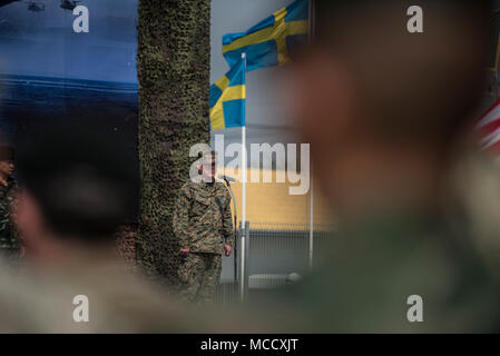 Us Marine Corps. Generalleutnant Lawrence Nicholson, III Marine Expeditionary Force kommandierender General, Adressen Kräfte aus allen sieben teilnehmenden Nationen, die in der Übung Cobra Gold 2018 während der Eröffnungsfeier 13.02.2018, U-Tapao International Airport, Ban Chang Bezirk, Provinz Rayong, Thailand. Übung Cobra Gold, in seiner 37. Iteration, ist entworfen, um die regionale Sicherheit zu fördern und wirksame Antworten auf regionale Krisen sicherzustellen, indem eine robuste multinationale Kraft gemeinsamer Ziele und Verpflichtungen in der indopazifischen Region auseinander zu setzen. Die jährliche Übung wird durchgeführt Stockfoto