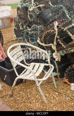 Alten Stuhl und Hummer Töpfe am Strand Stockfoto