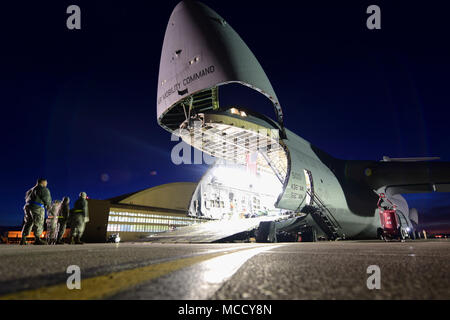 Ein C-5 M Super Galaxy mit Geräten aus der jüngsten Bereitstellung zu Andersen Air Force Base, Guam, wird durch 28 Logistik Bereitschaft Squadron Flieger Entladen auf dem Flug Linie an Ellsworth AFB, S.D., Feb 2, 2018. Mehrere Flugzeuge wurden gebraucht, um alle Cargo zurück von Andersen AFB. (U.S. Air Force Foto von älteren Flieger Randahl J. Jenson) Stockfoto