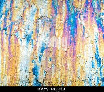 Hintergrund Textur - Nahaufnahme aus verrostetem Metall in Flüssen der Regenbogen Farben Stockfoto