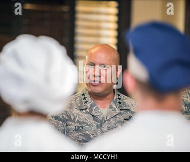 Us Air Force Generalleutnant GI Tuck, 18 Air Force Commander, spricht die Flieger aus dem Speisesaal während einer Tour von Travis Air Force Base, Calif., Feb.12, 2018. Tuck ist ein Drei Tages Tour von Travis besuchen mehrere Einheiten und Begegnung mit den Flieger. (U.S. Air Force Foto von Louis Briscese) Stockfoto