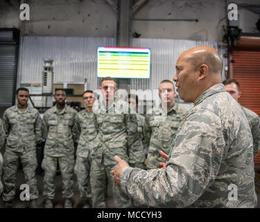 Us Air Force Generalleutnant GI Tuck, 18 Air Force Commander mit Fliegern aus dem 60. Antenne Anschluss Squadron spricht während einer Tour von Travis Air Force Base, Calif., Feb.12, 2018. Tuck ist ein Drei Tages Tour von Travis besuchen mehrere Einheiten und Begegnung mit den Flieger. (U.S. Air Force Foto von Louis Briscese) Stockfoto