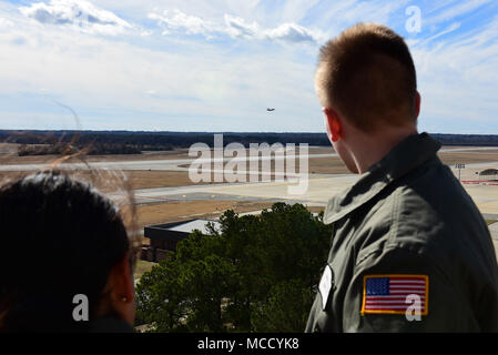 Kadetten 4. Klasse Mia Chabanne, Links, und Patrick Dillon, rechts, Air Force Academy Kadetten, beobachten eine F-15E Strike Eagle weg von der Flugverkehrskontrolle, Feb 2, 2018, bei Seymour Johnson Air Force Base, North Carolina. Die Kadetten erhalten eine Führung durch die Basis und sah, wie sich die operative Air Force Funktionen. (U.S. Air Force Foto von Airman 1st Class Kenneth Boyton) Stockfoto