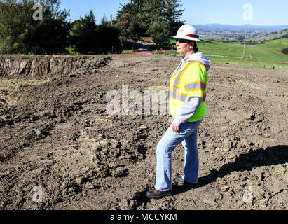 Stacy Pereyda Hill, eine Vertragspartei Fachmann mit der Sonoma Erholung Field Office, blickt auf eine kürzlich gereinigt in Santa Rosa, Kalifornien, Feb 3. Ein Eingeborener von Sonoma County, Hill freiwillig für das Feuer - Ähnliche rückstandabbau Sendung, weil Sie wollte, um ihr zu helfen, die von der verheerenden Brände, die durch die nördliche Kalifornien im Oktober 2017 brannten erholen. Stockfoto