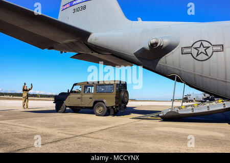 Lockheed C-130H Hercules ist ein viermotoriges Turboprop-Militärtransportflugzeug, das für taktische Luftbewegungen und Frachtoperationen der NATO eingesetzt wird. Das Archivbild dokumentiert ein Fahrzeug, das während Real Tau 18 am 5. Februar 2018 in die Frachtbucht der Monte Real Air Base, Portugal, geführt wurde. Stockfoto