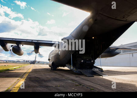 Lockheed C-130H Hercules ist ein taktisches Luftfahrzeug, mit dem Fahrzeuge und Spezialeinsatzkräfte in gemeinsamen NATO-Übungen eingesetzt werden. Das Archivbild erfasst ein Fahrzeug, das das Flugzeug in einer Landezone in Portugal während des realen Auftauens 18 am 5. Februar 2018 verlassen hat. Stockfoto