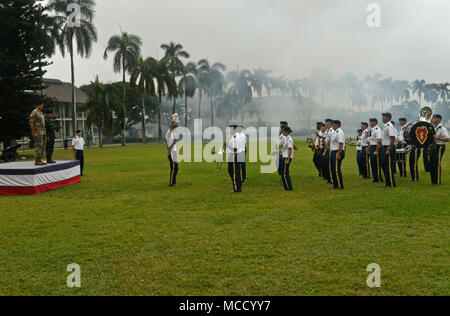 Us-Army-Pacific kommandierenden General Robert B. Braun, ehrt Royal Thai Army Commander-in-chief, General Chalermchai Sitthisat Februar 13, während einer Zeremonie im historischen Palm Kreis, Fort Shafter, Hawaii. Die Vereinigten Staaten und Thailand Beziehungen im Jahr 1818 und einen Vertrag über Freundschaft und Handel im Jahr 1833 unterzeichnet, die Formalisierung der diplomatischen Beziehungen. Der Vertrag über Freundschaft und Handel von 1833 begann eine Partnerschaft, die sich entwickelt hat und im Laufe der Zeit verstärkt. Heute sind die USA und Thailand kooperieren bei einer breiten Palette von Programmen in einer Vielzahl von Bereichen, von Bildung und Kultur, public Hea Stockfoto