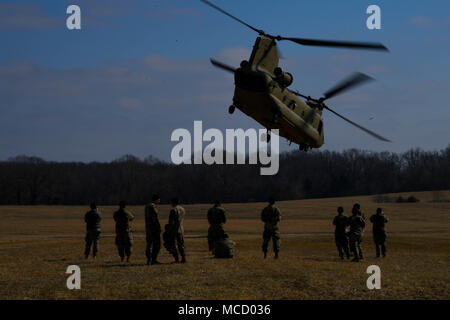 Soldaten, die in den 101 Combat Aviation Brigade, Luftlandedivision (Air Assault) Last an eine CH-47 Chinook Hubschrauber in Vorbereitung ihrer Tactical Operations Center (TOC zu springen) an eine neue Position während Warfighter, eine zweiwöchige Befehl und Kontrolle ausübt, 13. Februar 2017 an Ft. Campbell, Ky. (U.S. Armee Foto von Sgt. Marcus Floyd, 101 Combat Aviation Brigade) Stockfoto