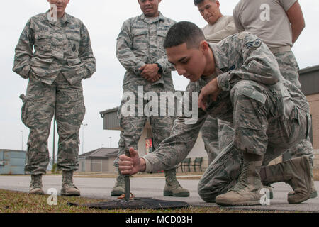 Senior Airman 1st Class Kaimipono Ramos, 154 Sicherheitskräfte Squadron fireteam Mitglied, Praktiken der Schub Technik gegen eine Kevlar Weste 10.02.2018, Gulfport Combat Readiness Training Center, Mississippi. Verteidiger aus der 154 SFS verbrachten ihre Bohrer Wochenende lernen neue kämpferische und Unterdrückung Taktiken mit anderen DOD Polizisten. (U.S. Air National Guard Foto von älteren Flieger John linzmeier) Stockfoto