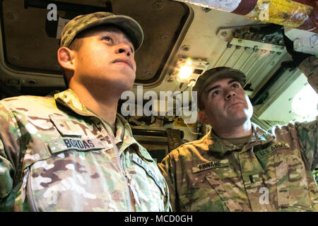 1. Lt Evan Finnane (rechts) und 2 Lt Beincrnest Bordas, mit 1St Battalion, 7th Field Artillery Regiment, 2. gepanzerte Brigade Combat Team, 1.Infanterie Division hören Sie Anweisungen auf der M109A6 Paladin Selbstfahrende die Haubitze control system 14.02.2018, Grafenwöhr, Deutschland. Bordas und Finnane nehmen an einer einwöchigen Paladin Führer, Führer für platoon und die Vorbereitung auf Auslandseinsätze. (U.S. Armee Foto: Staff Sgt. Sharon Matthias/22 Mobile Public Affairs Abteilung) Stockfoto